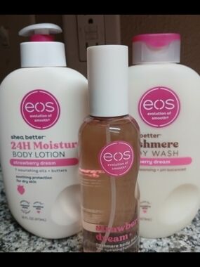 eos Strawberry Dream Bath & Body Set - White and Pink